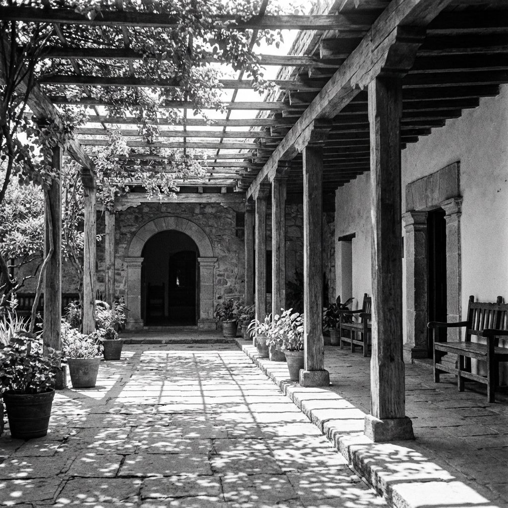 Patio interior con galería de postes de madera